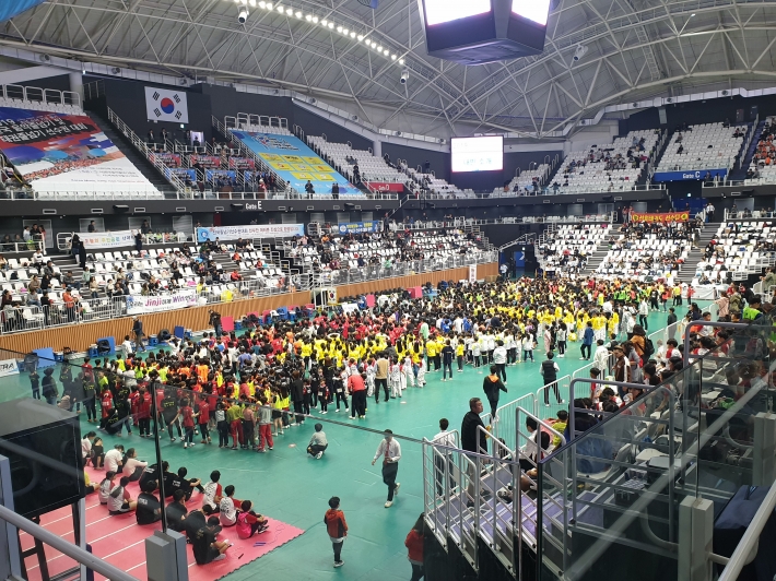 2500여명이 참가한 '한국음악줄넘기 및 태권줄넘기 선수권대회'가 수원칠보체육관에서 펼쳐졌다.
