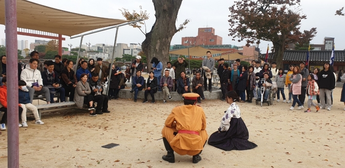 화성행궁 앞에서 공연된 김향화, 공연을 보러온 관람객들이 주변을 에워싸고 있다.