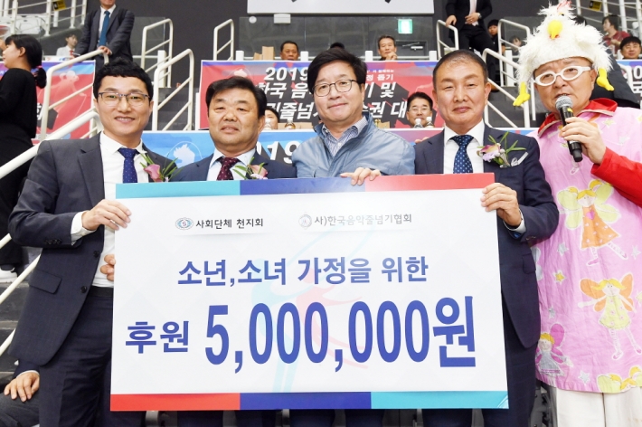 염태영 시장과 천지회·한국음악줄넘기협회 관계자들이 기부금 전달식 후 기념촬영을 하고 있다. 