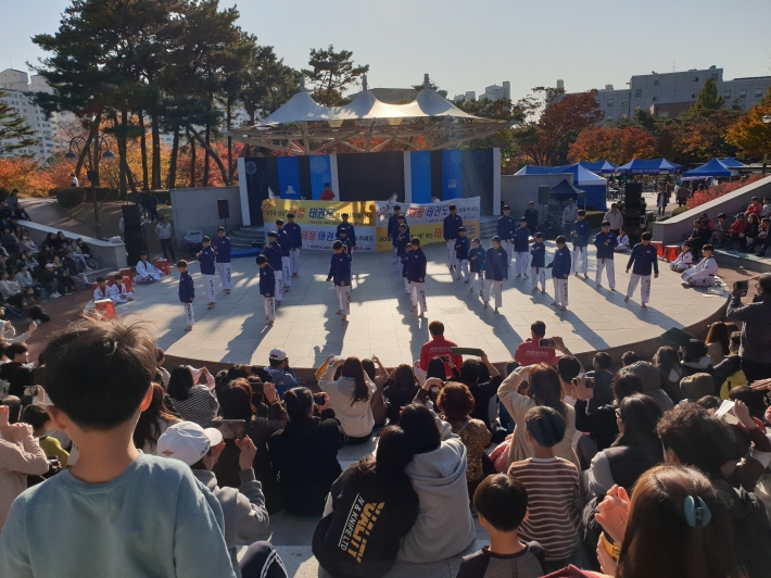 '제9회 정자마을 달빛문화제'가 정자공원 야외공연장에서 풍성하게 펼쳐졌다.