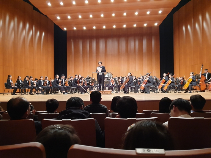 수원장안시민오케스트라 연주로 정기연주회가 시작되었다.