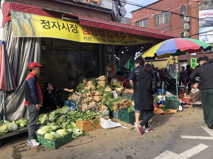 김장철을 맞아 김장 재료를 판매하는 청과물 가게 앞이 북적거린다.