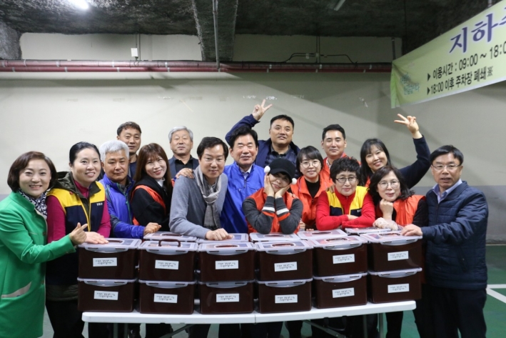 영통2동지역사회보장협의체와 Y2 봉우리 봉사회 회원이 13일 사랑의 김장나눔 행사를 갖고 기념촬영을 하고 있다. 