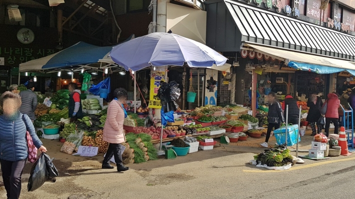 김장을 담을 재료를 구입하기 위해 전통시장을 찾은 시민들