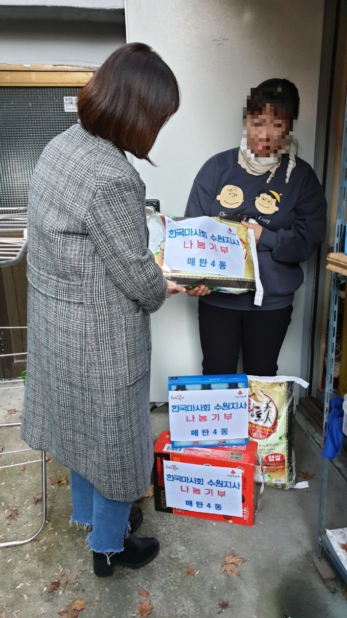 한국마사회가 기탁한 후원금으로 장만한 후원물품을 형편이 어려운 이웃에게 전달하고 있다. 