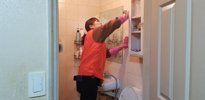 곡선동 지역사회보장협의체 한 회원이 독거노인가구의 화장실을 청소하고 있다. 