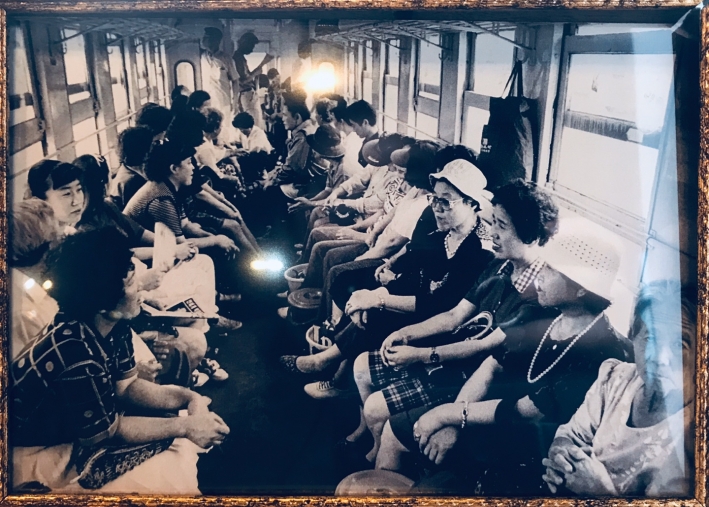 수원과 여주를 잇던 수여선 안의 승객 사진. 한 사람이 지날 수 있는 공간만 남겨두고 서로를 마주보고 앉아 있다. 1970년대 사진.