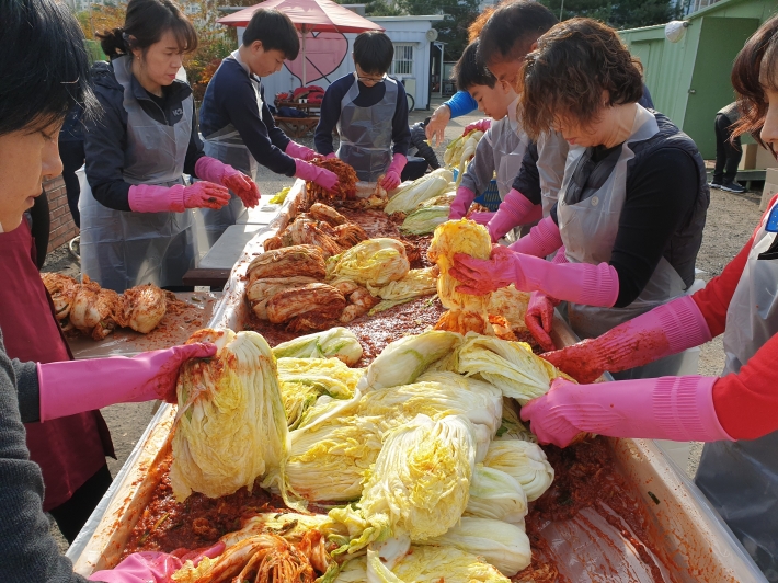 서호천의 친구들 회원과 지역주민이 정성스럽게 김장을 준비했다. 