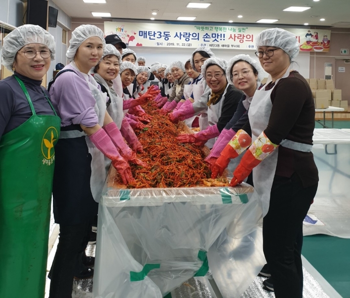 매탄3동 사랑의 김장담그기 봉사자들과 이영숙 부녀회장.
