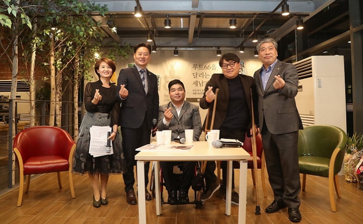 최종현, 서동수, 김춘봉 작가들과 함께 