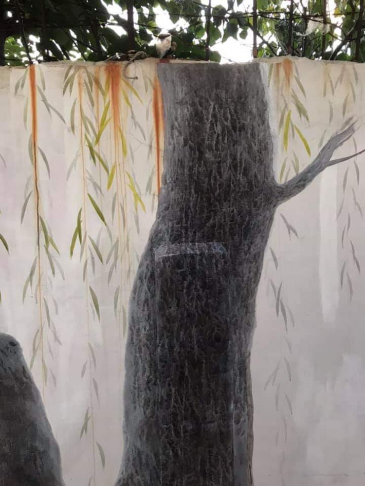박은신 작가가 그린 녹물을 버드나무 가지로 표현한 벽화