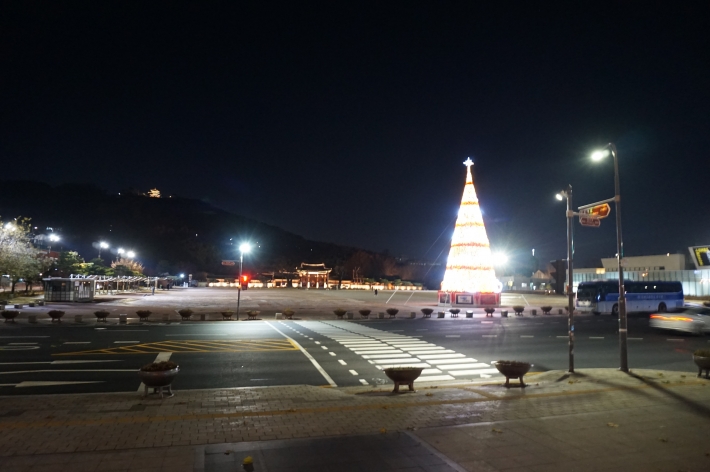화성행궁 광장에 설치된 크리스마스 트리
