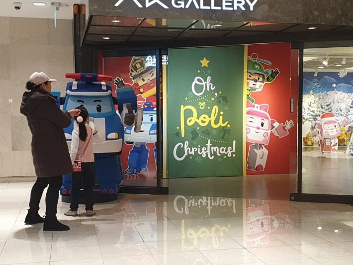 '로보카폴리 특별전 Oh POLI Christmas' AK플라자 수원점 5층 갤러리에서 열리고 있다.