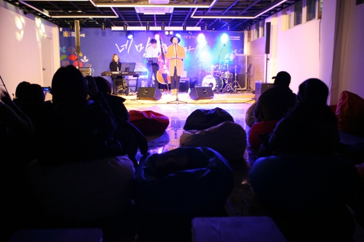 14일, 팔달사 경내에 자리한 청년공간에서 펼쳐진 공연