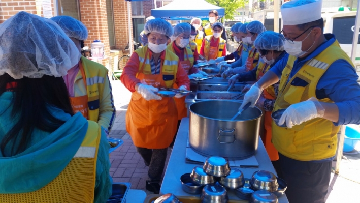 사랑의 밥차 운영을 돕는 자원봉사자들 (출처/수원시자원봉사센터)