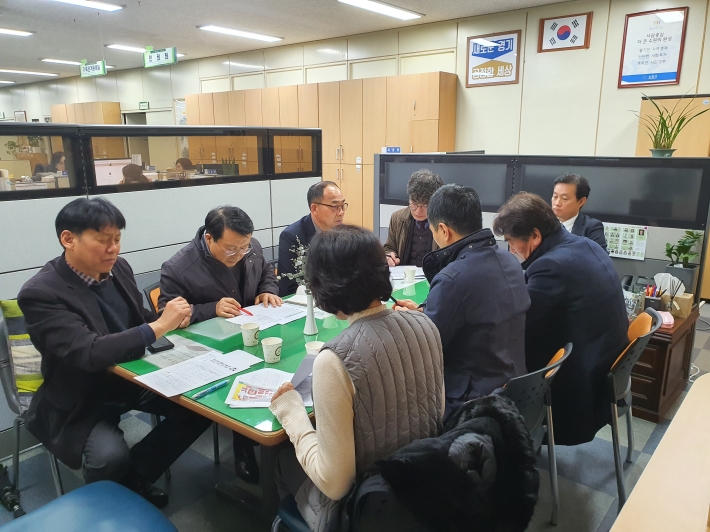 한국공인중개사협회 명예지도위원들과 4분기 중개사무소 컨설팅을 위한 사전회의를 진행하고 있다.   