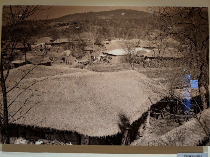 전형적인 농촌의 풍경을 간직한 초가집들이 옹기종기 모여 있는 1972년 송죽동 풍경