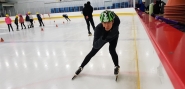 박경수씨가 스케이트장에서 얼음을 가른다.