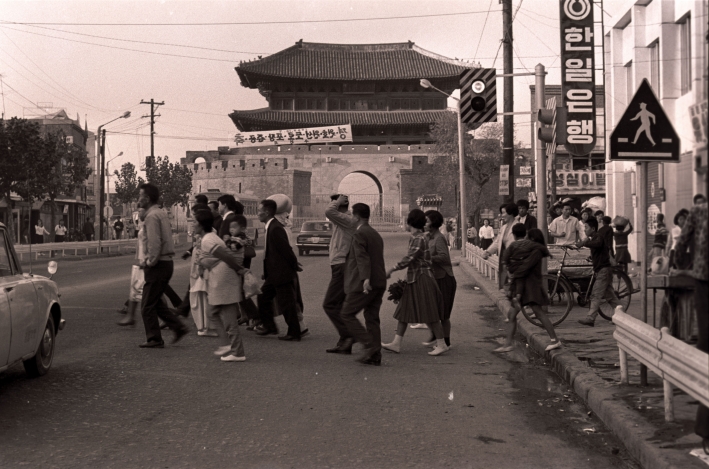  '1969년 팔달문 앞 건널목을 건너는 시민들'