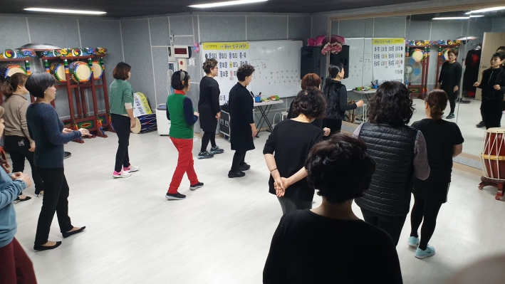 영통3동 주민자치센터 스포츠댄스&사교댄스 수강생들이 기본 스텝을 배우고 있다.