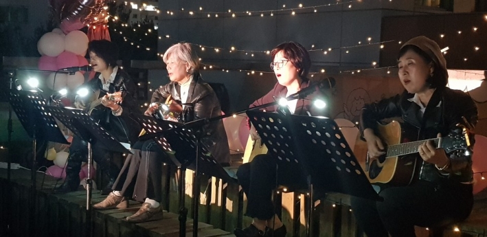 2019년 휴센터 옥상텃밭에서 열린 '국화 음악회'에 동아리들이 연주실력을 뽐내고 있다. 