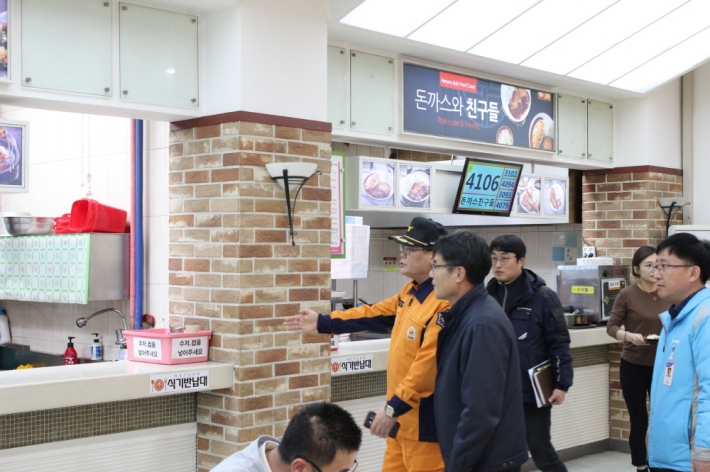 수원남부소방서 직원이 하나로마트 수원점에서 소방시설 유지‧관리 상태를 확인하고 있다.