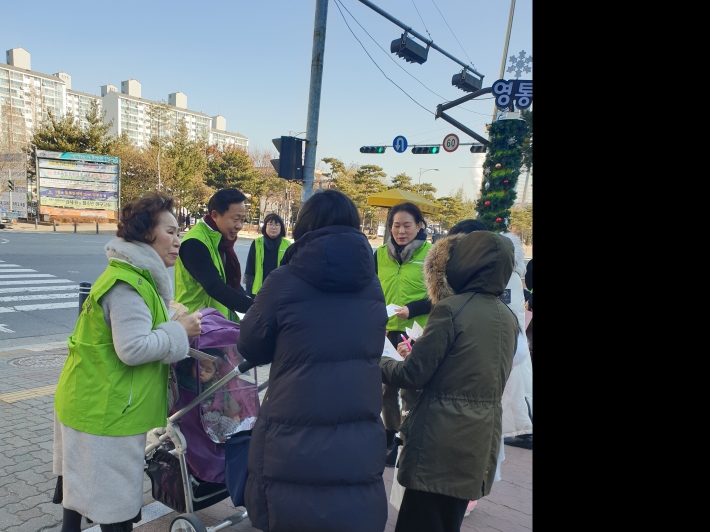 지역사회보장협의체 신규위원들이 주민들에게 복지사각지대 발굴 홍보지를 나눠주고 있다. 