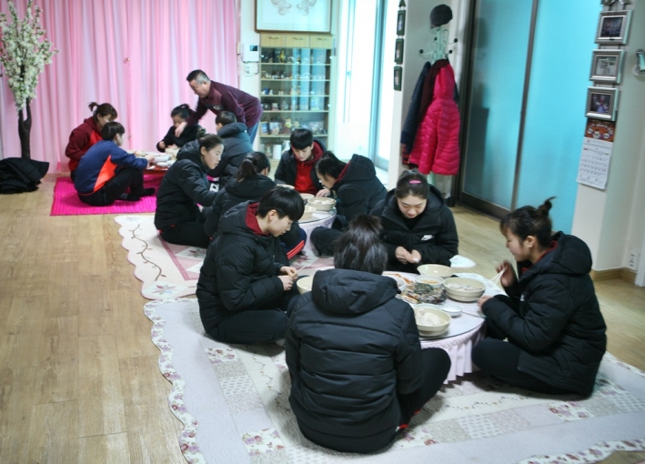중국 짱수성 여자실업핸드볼 단원들이 고성주 명인이 끓인 상계탕을 대접받고 있다  