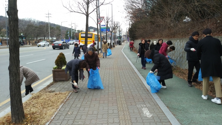화서역 주변 보행자 도로 쓰레기 수거 모습