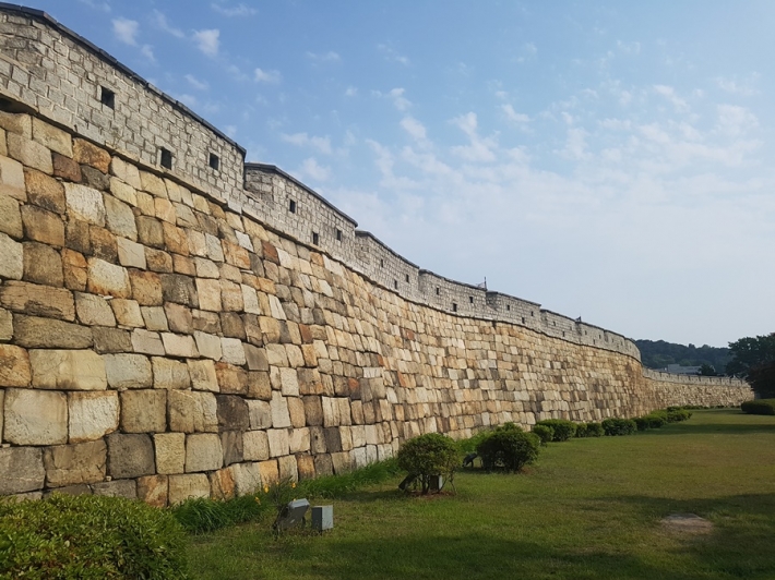 수원화성 장안문과 북서포루 사이 성벽, 정조대왕의 애민정신이 깃든 성벽이다.