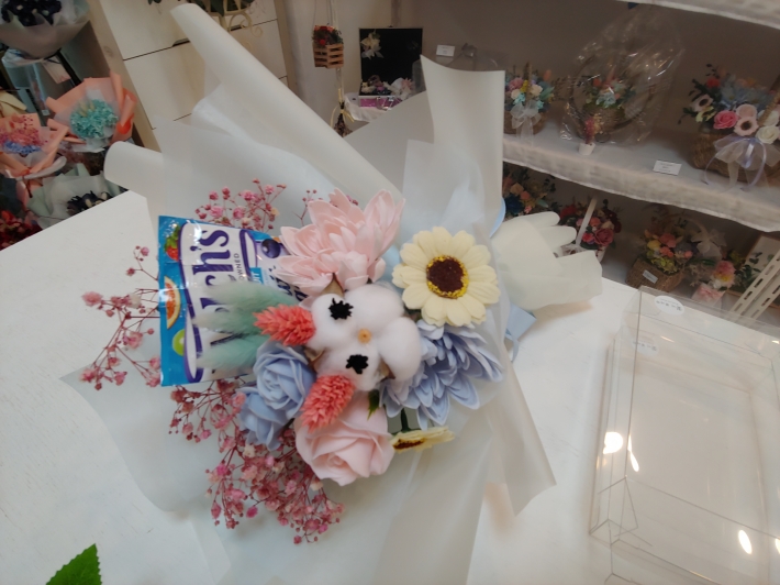 아이들 손에 들어가는 작은 꽃다발이 2만원 선에서 판매되고 있다. 