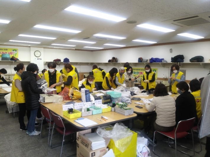 매일 봉사자들이 수원시가족여성회관 및 자원봉사센터에 모여 마스크 제작 봉사를 하고 있다 