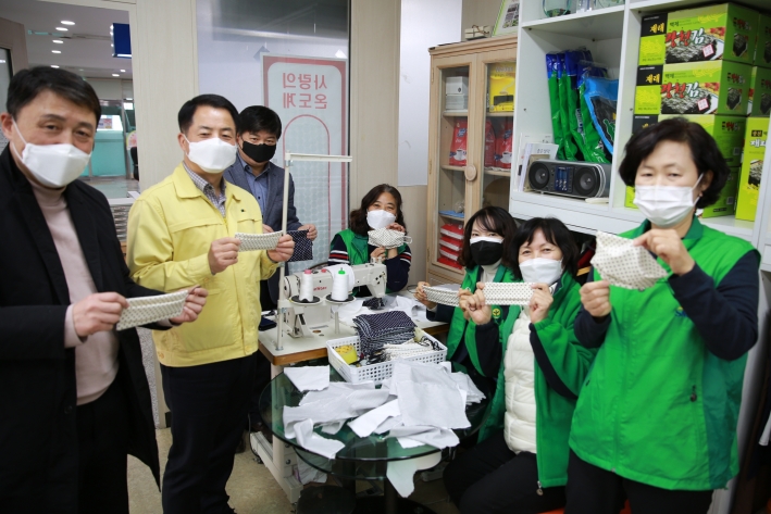장안구 새마을부녀회 회원들과 이병규 구청장이 함께 면마스크 제작을 홍보하는 모습