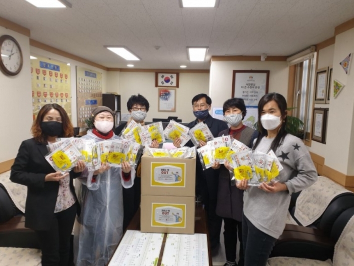 공방거리상인회 회원들이 제작한 면 마스크 200개를 행궁동행정복지센터에 전달했다.