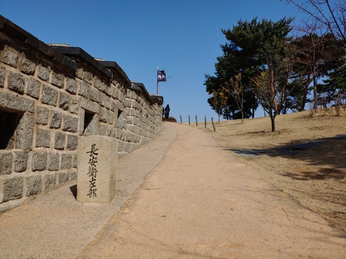 수원화성 성곽길의 장용영 표석, 북암문과 동북포루 사이에 있는 장안위 좌부 표석