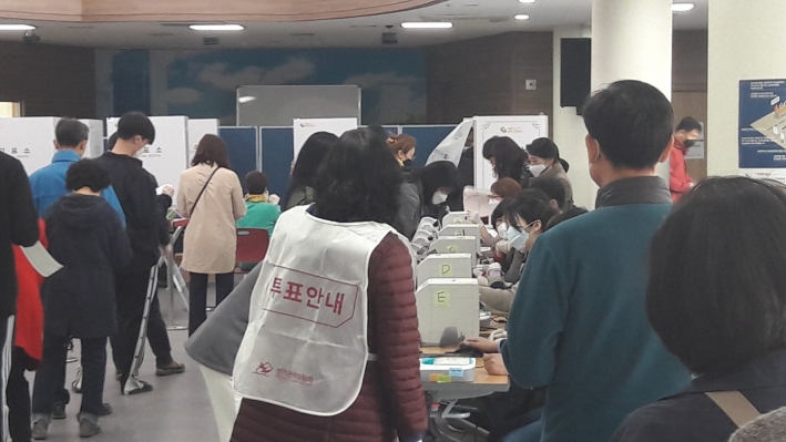 광교1동행정복지센터 투표소에서 진행된 21대 국회의원 사전투표에 참가하려는 줄이 길다