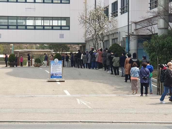 한 표를 행사하기 위해 1시간 이상 기다리고 있는 유권자들(천천고등학교 제6투표소)