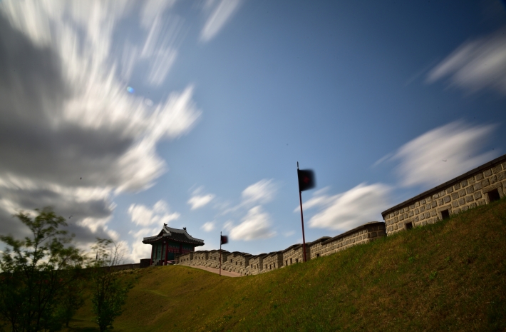 성 안에서 본 각건대의 모습,동암문과 방화수류정이 좌우로 있는 가운데에 높은 곳에 위치해 있다