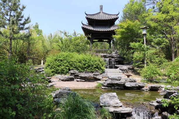 효원공원에 있는 중국전통 공원인 월화원은 2006년 문을 열었다. 