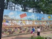 고색초등학교 담장 벽면에는 고색동 민속줄다리기 벽화그림이 생생하게 표현되어 있어 전통문화를 이해하고 볼거리를 제공하는 역할을 한다.