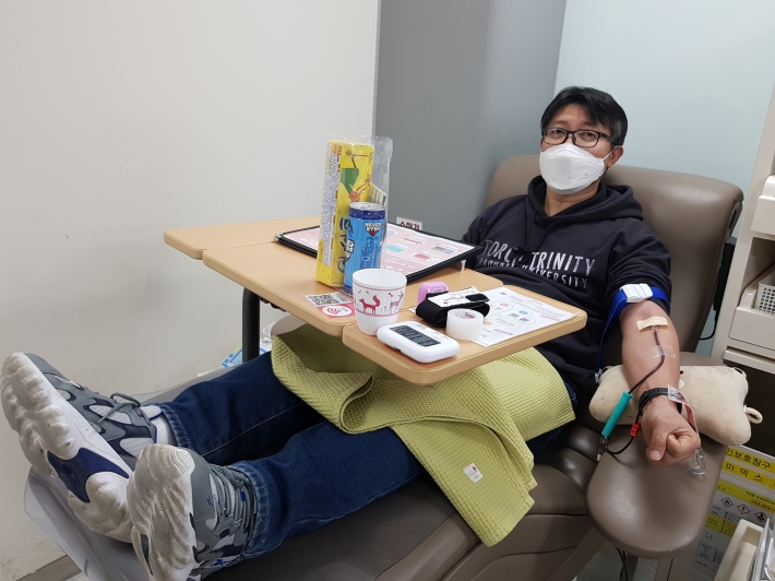 41회차 헌혈을 하고 있는 박성관(매탄1동,46)씨