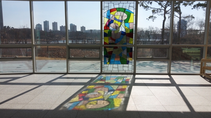 수원컨벤션센터 이벤트 홀 창에는 백영수 작가의 스테인드 글라스 작품이 설치되어 있다