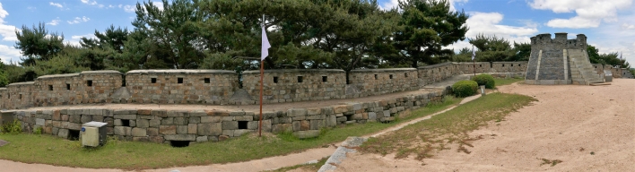 협축형식으로 성 안쪽에도 돌로 성을 쌓은 팔달산 정상의 성으로 서장대와 서노대를 감싸고 있다. 서암문 북단에서 팔달산정이 끝나는 지점까지 44보로 약 52m 구간이다.