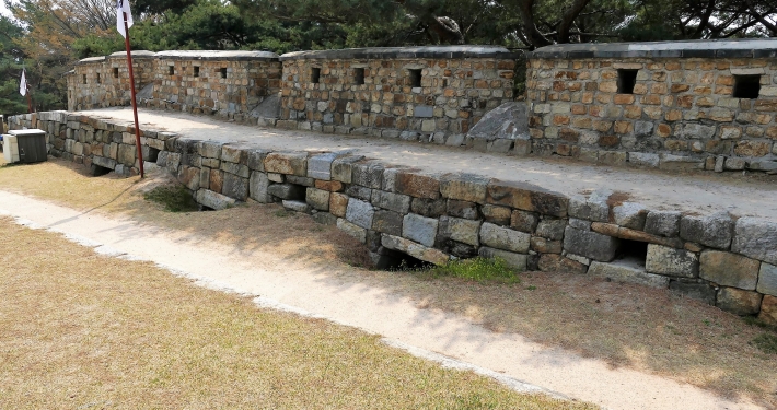 여장 안으로 약 2.4m 폭의 통로가 있고, 협축형식의 돌로 쌓은 성이 1.2m만 노출되어 있고, 나머지 아래 부분은 흙으로 메워져있다.