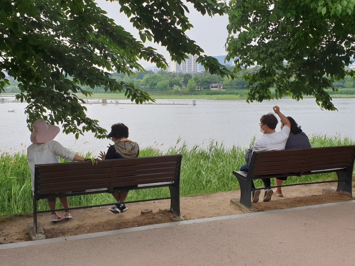 만석공원 내 의자에 앉아 쉴 때도 거리두기를 실천하고 있는 시민들
