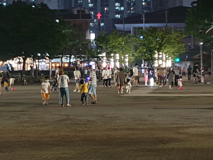 만석공원 야외음악당 광장에서 주말을 즐기고 있는 가족 단위 시민들 