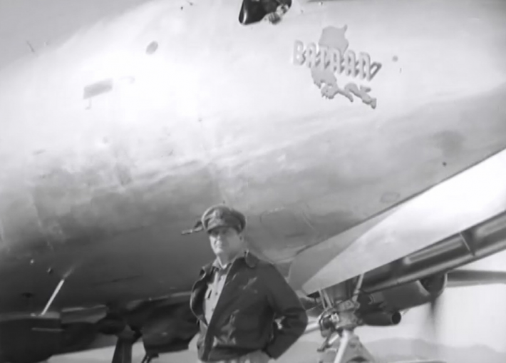 1950년 6월 29일 맥아더 총사령관이 수원비행장에 도착 후 모습