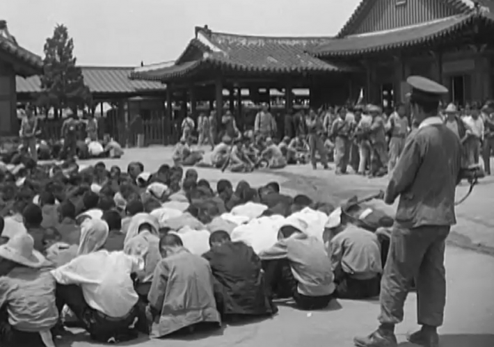 1950. 7. 1. 수원역 앞에 억류된 사상범과 집결 위해 행군하는 군인경찰