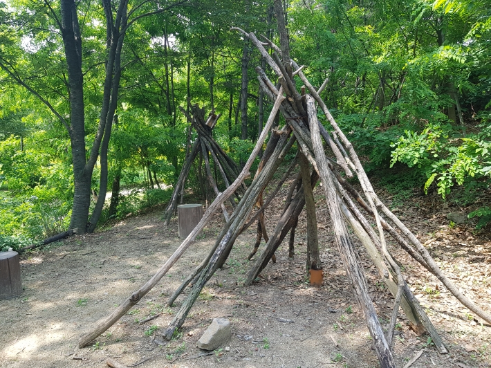 나뭇가지로 만든 인디언 텐트 조형물 