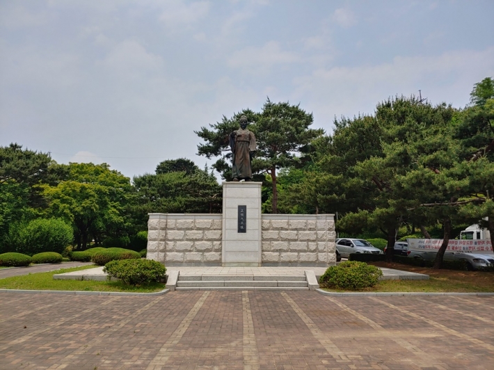 지지대고개 효행공원에 있는 정조대왕 동상